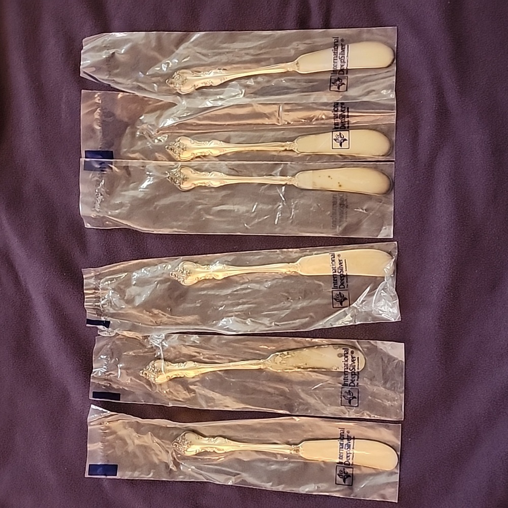 6 International DeepSilver Butter spreaders - Orleans Pattern. 1964